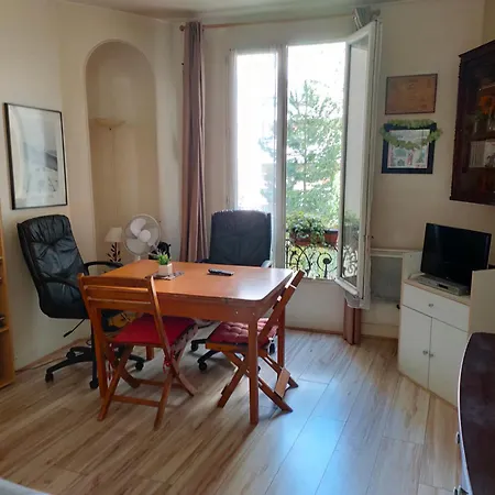 And Basic Flat Located In Montparnasse * Paris