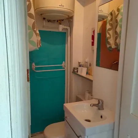 And Basic Flat Located In Montparnasse